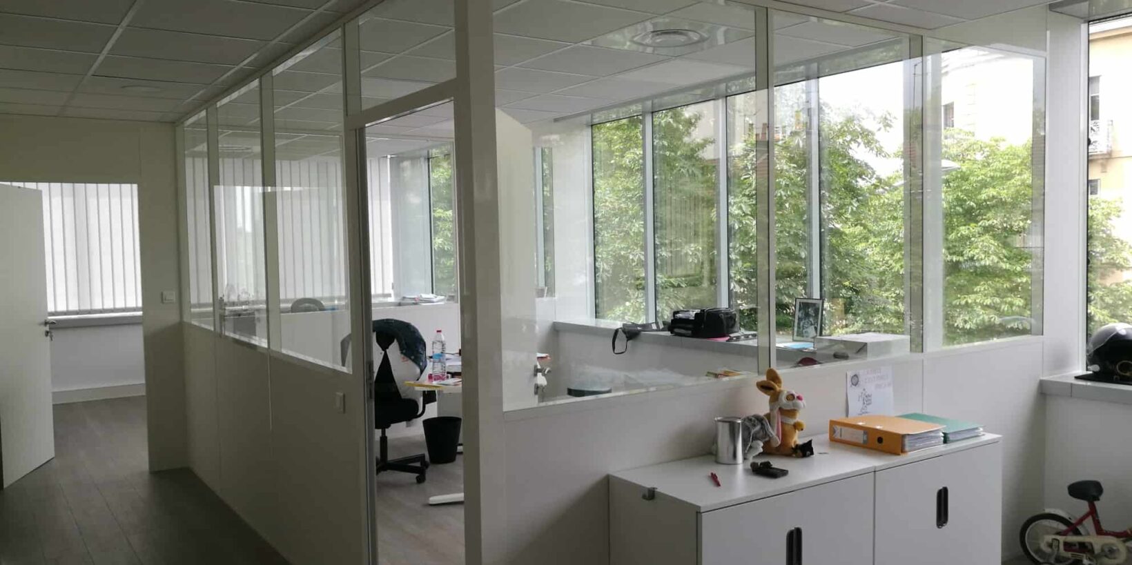 Cloison semi-vitrée blanche pour séparer un espace de travail à Dijon