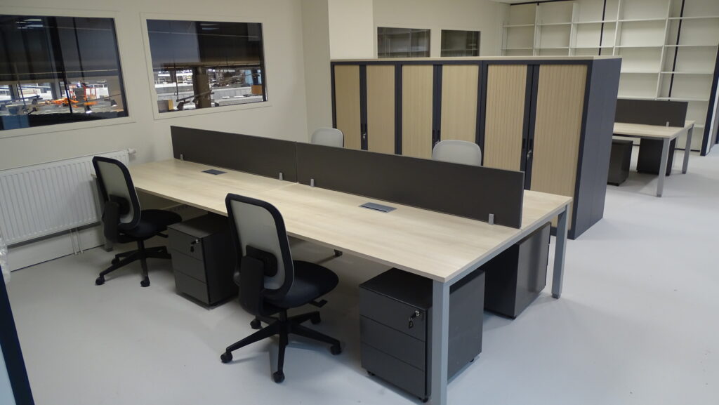 bureau multiposte partagé avec écran de séparation et armoire