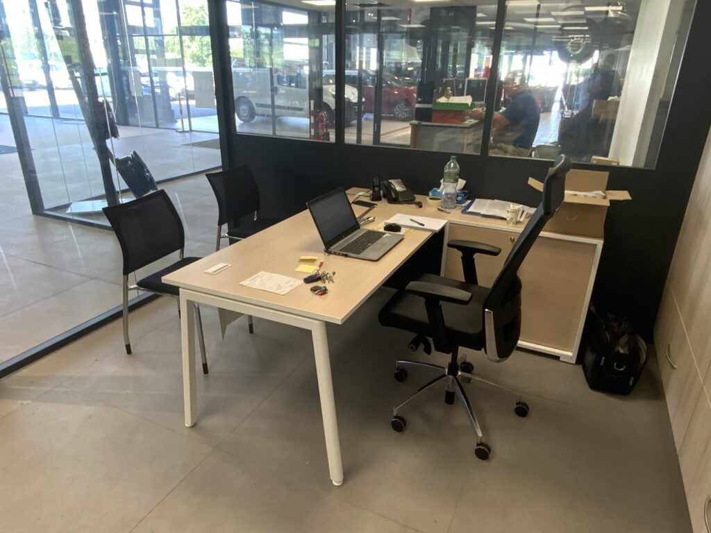bureau avec rangement sur le côté avec fauteuil ergonomique à Pontarlier